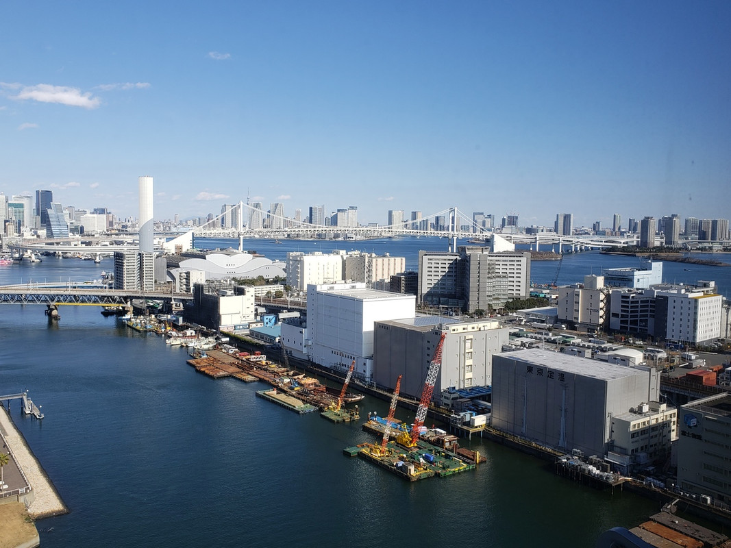 レインボーブリッジと台場とコンテナ。