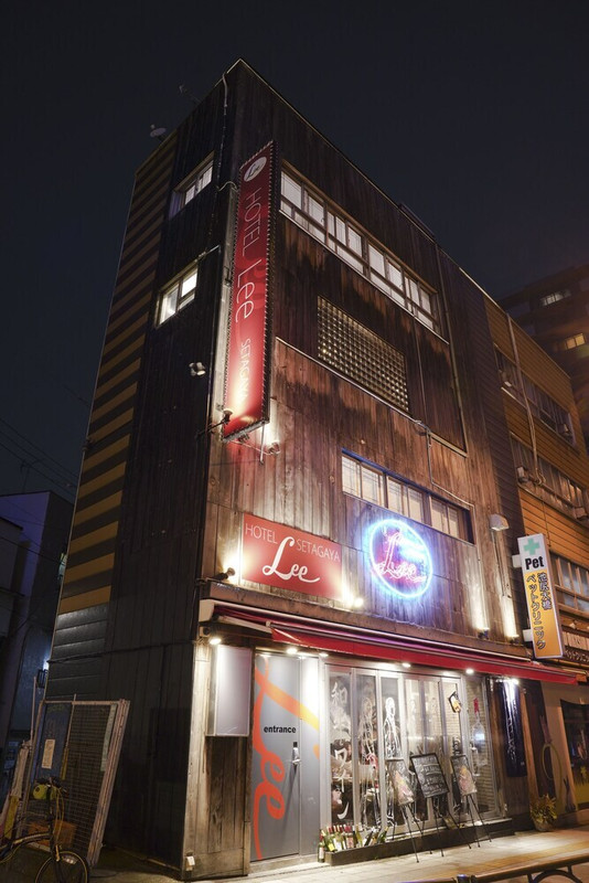 施設の正面 (日没後)