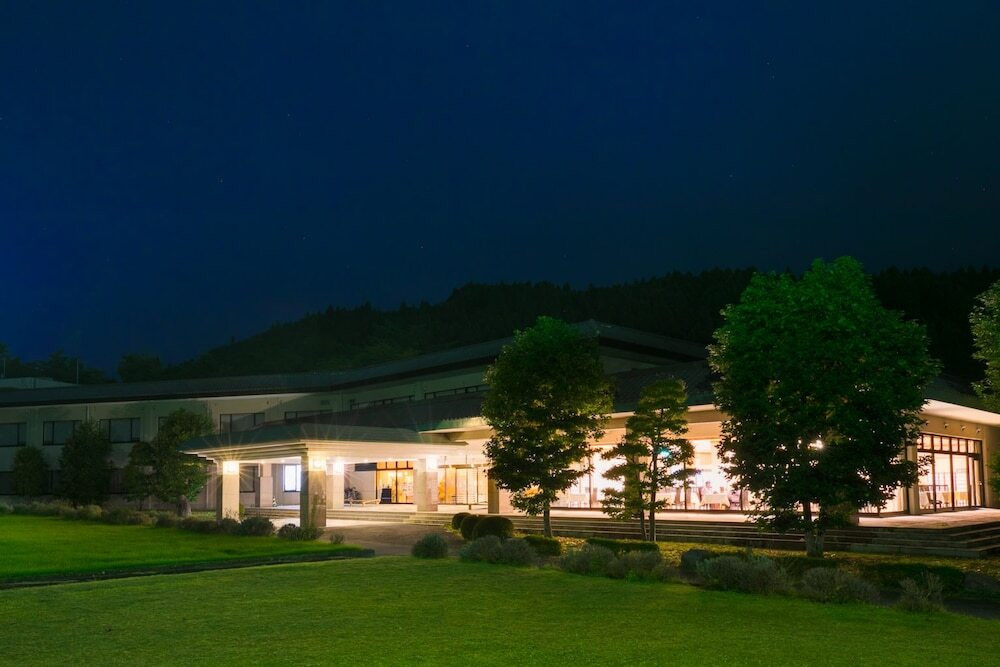 施設の正面 (日没後)