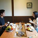 囲炉裏を囲んで
炭火焼きの朝食 / 5