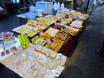 「（有）高松の蒲鉾」 内観 11639013 店頭にはオリジナルでアイデア一杯の手作りの天ぷらや蒲鉾等が綺麗に並んでいます。