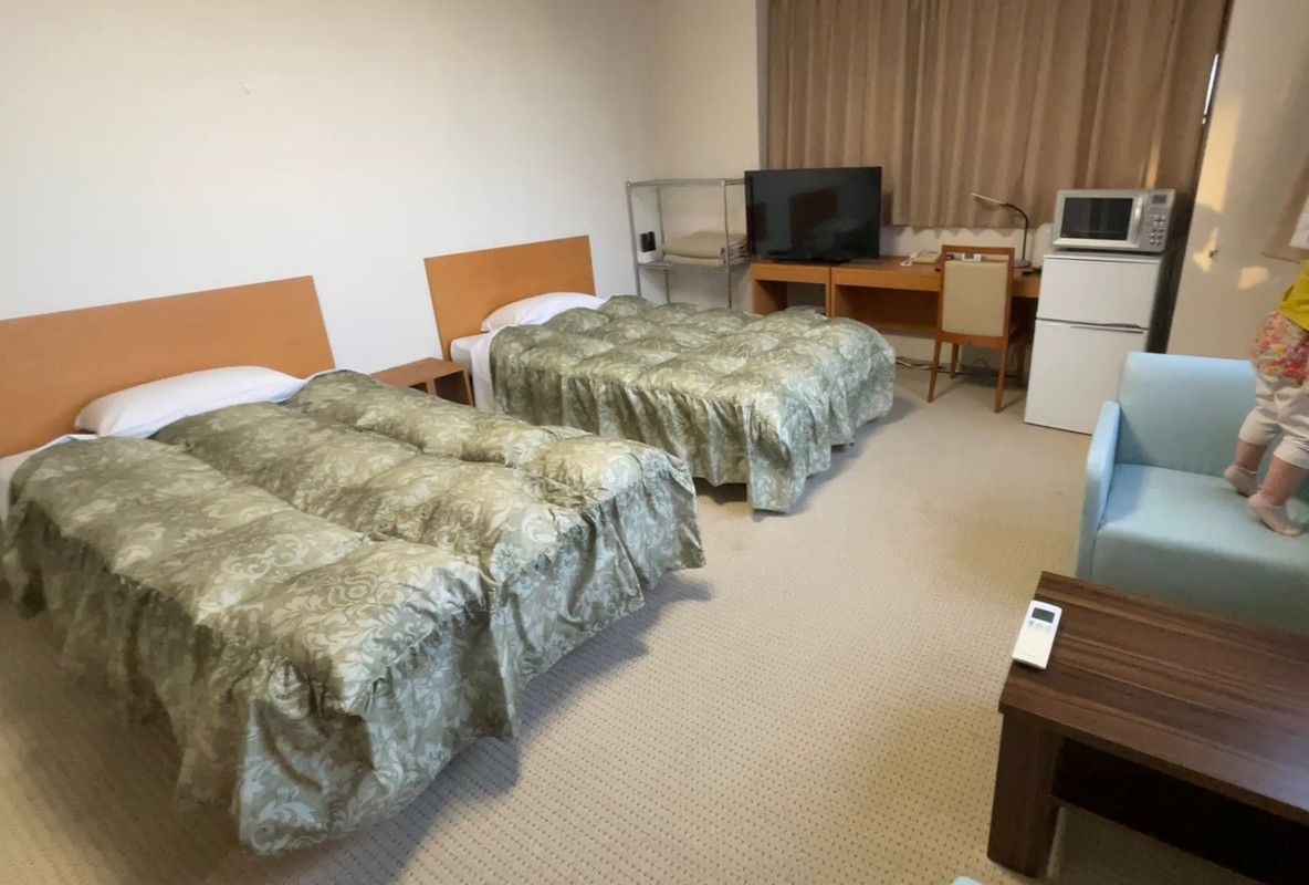 部屋に備え付けの電子レンジが嬉しい。右側は窓でした