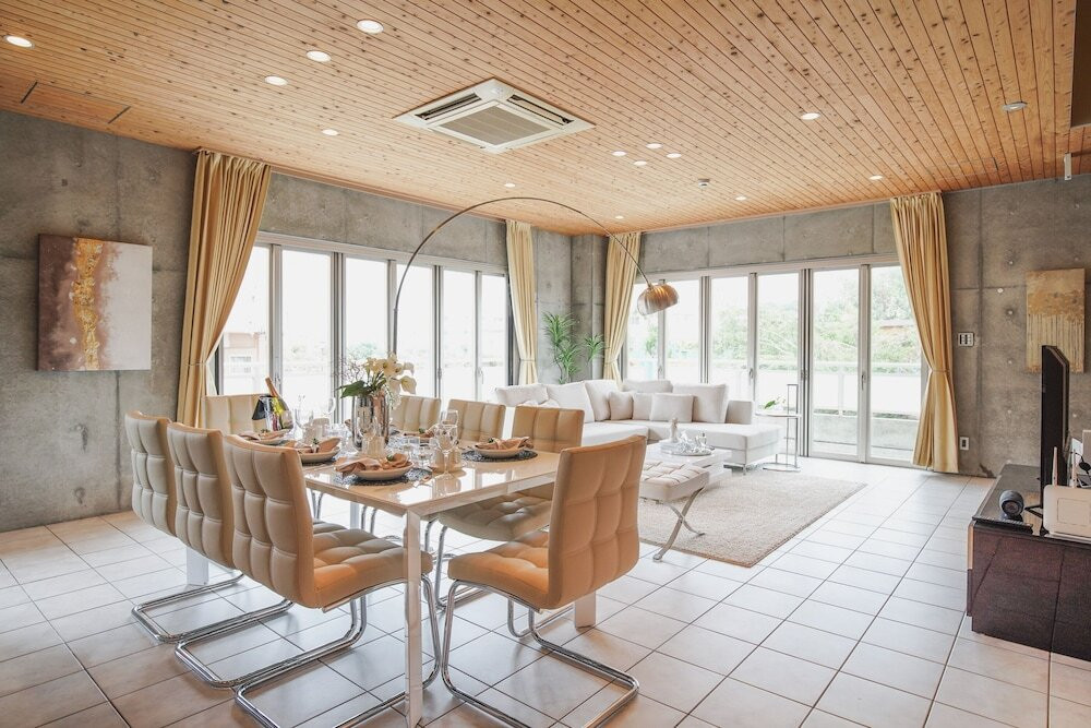 客室内のダイニングエリア