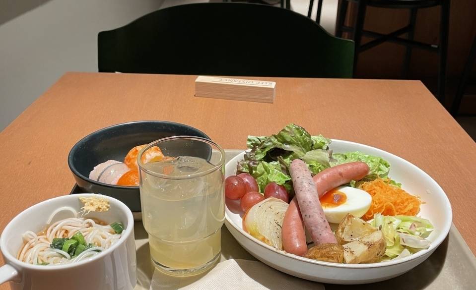 朝食はおしゃれな
カフェでカジュアルに / 4