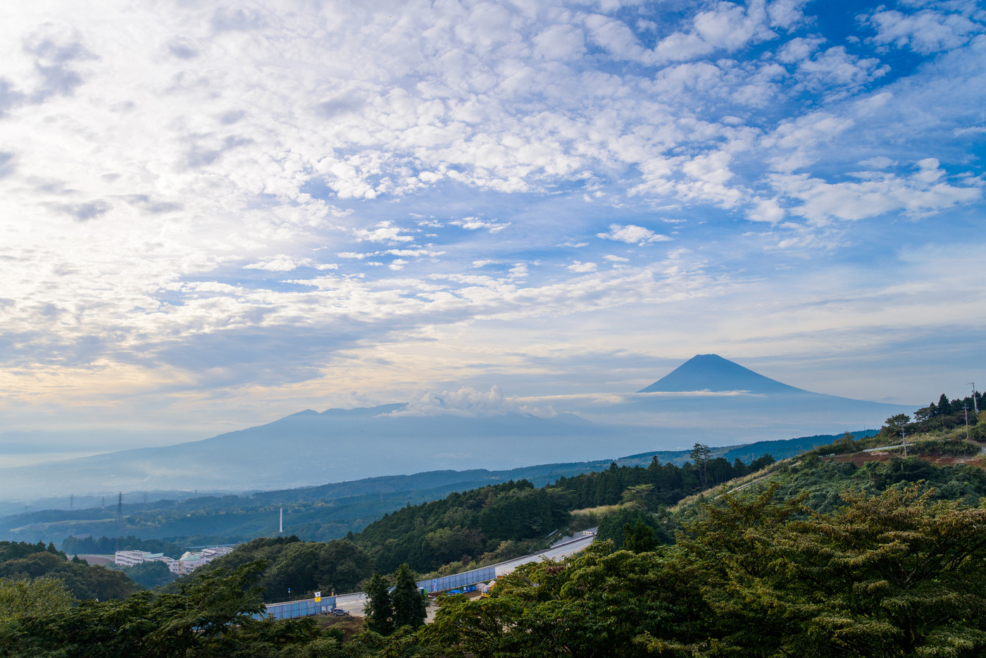 【静岡県三島市】山中城址公園、後方に富士山