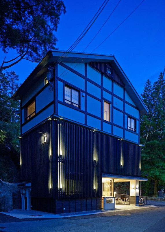 施設の正面 (日没後)