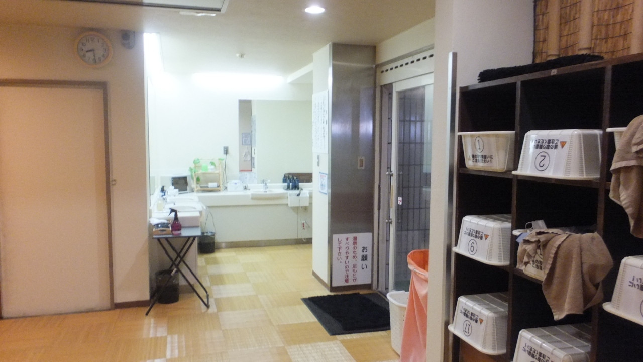 脱衣場、露天風呂があれば良いのに、休憩の出口あり