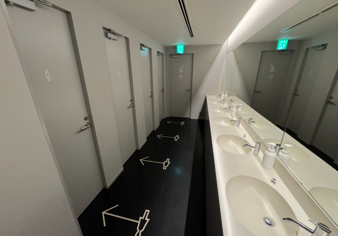 トイレとその前に洗面台