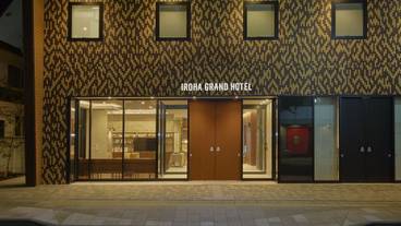 施設の正面 (日没後) / 2