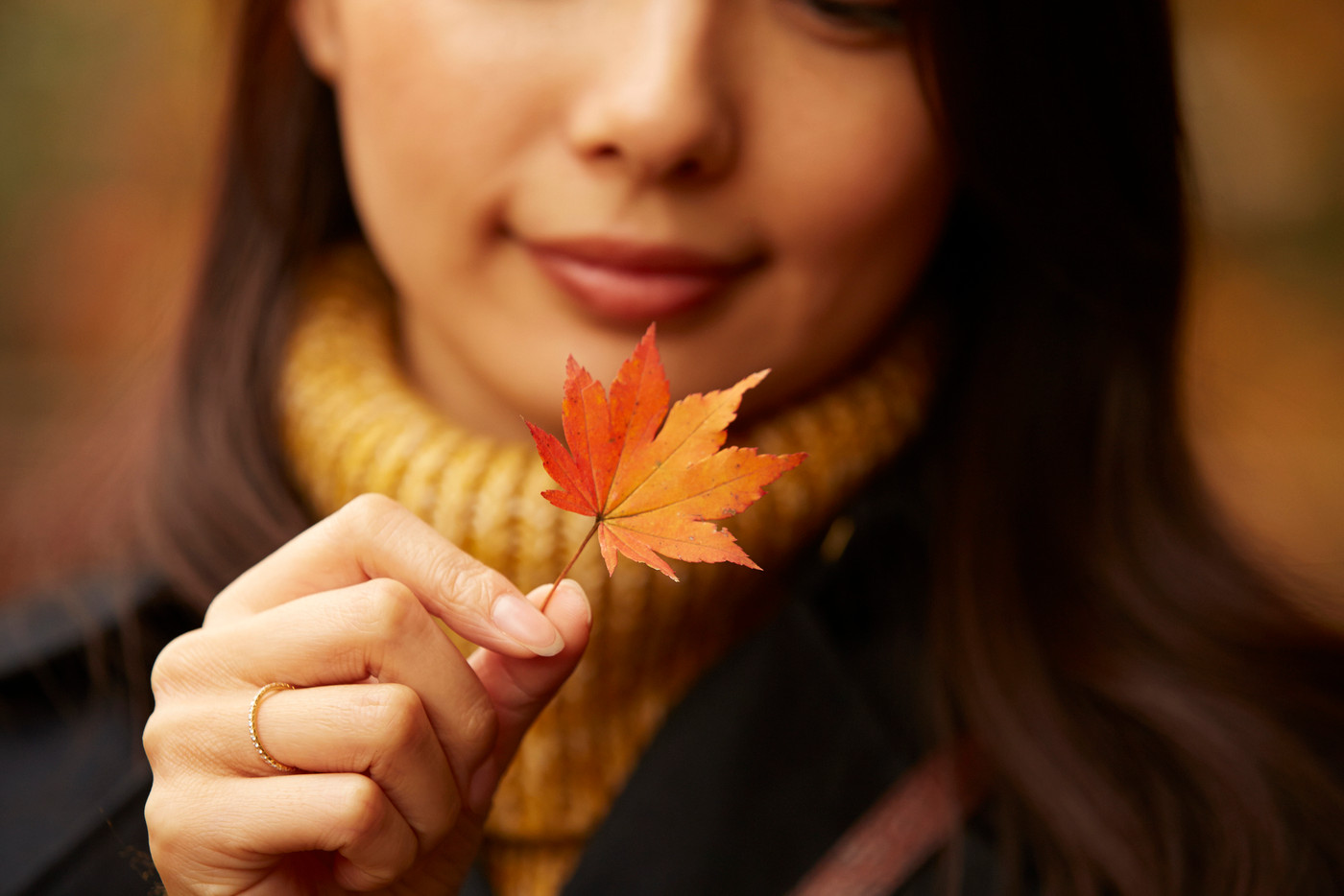 紅葉を楽しむ女性