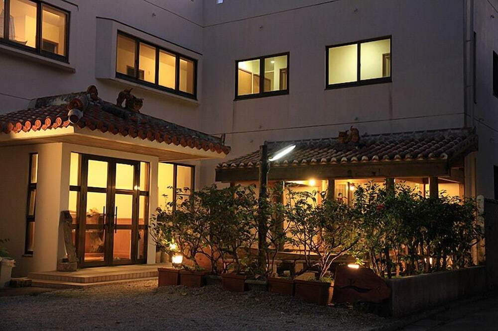 施設の正面 (日没後)