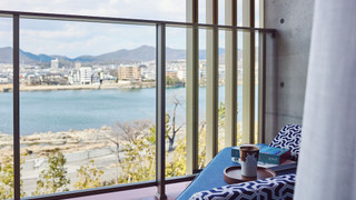 スタンダード ルーム キングベッド 1 台 リバービュー (Furnished Balcony)