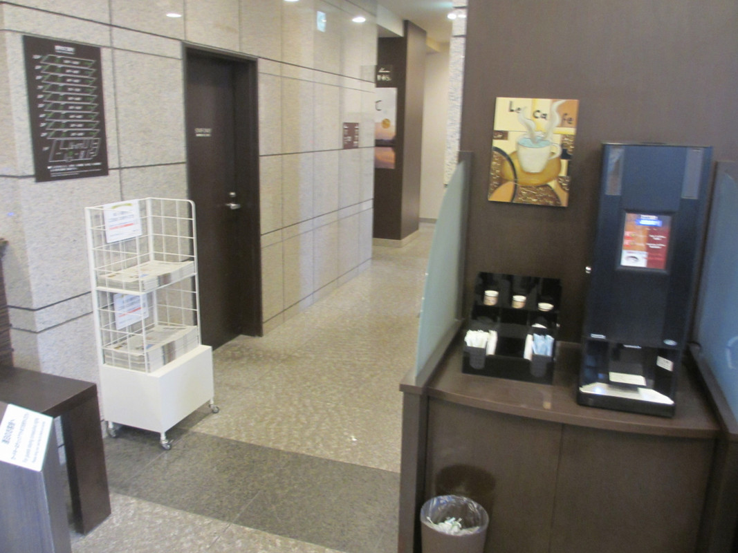 左のラックが新聞、右がコーヒーメーカー