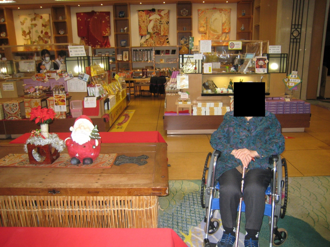 ホテルでお借りした車椅子　ホテル売店の前です