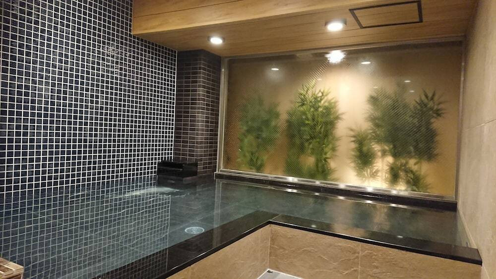 人工温泉の大浴場も！木をふんだんに使った「都会の森」でリラックス3931176