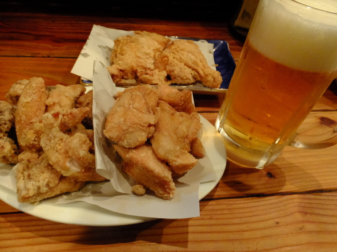 「鳥善」料理 47303 ザンギ（骨つき＆骨なし）、から揚げ、生ビール