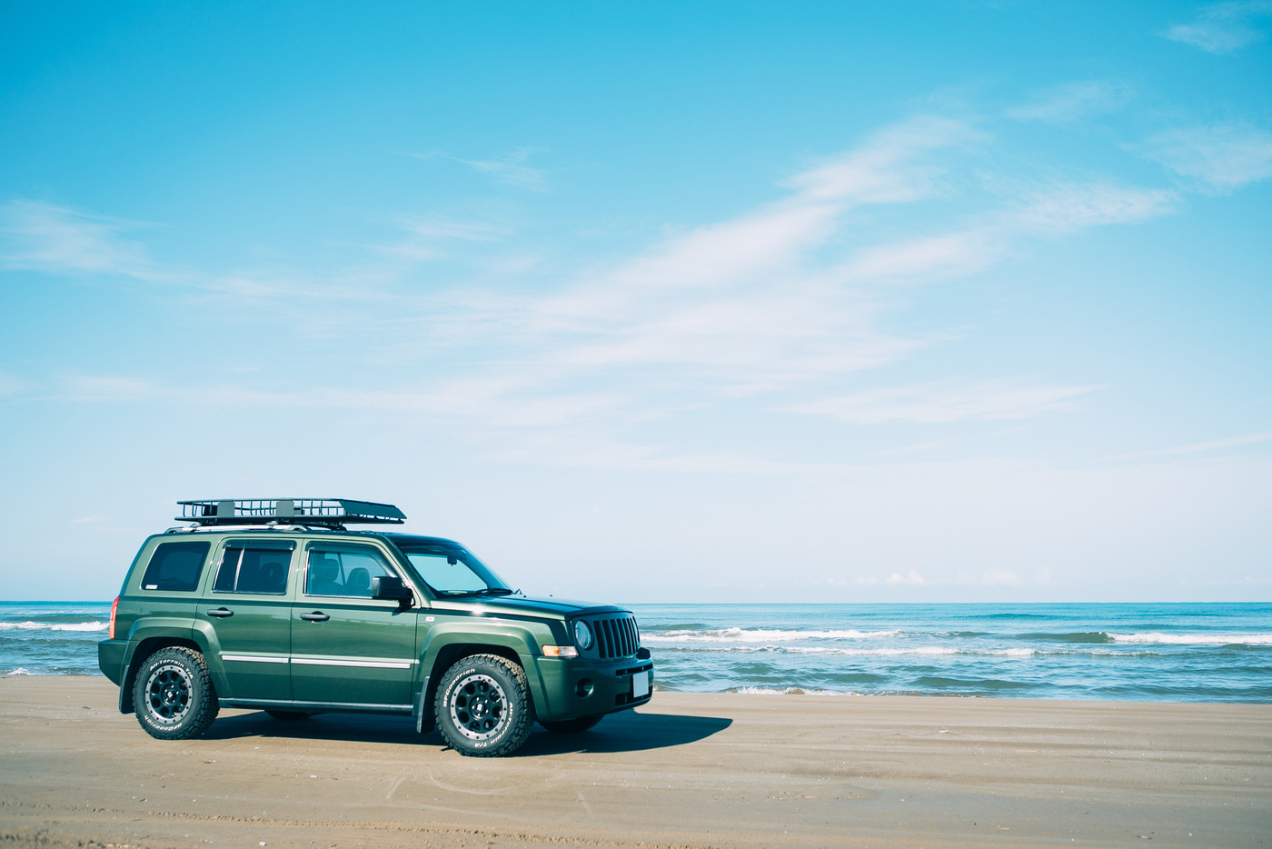 千里浜なぎさドライブウェイを走る車