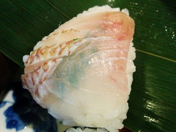 「大善」 料理 44461132 笹巻中身。鯛が透けている。