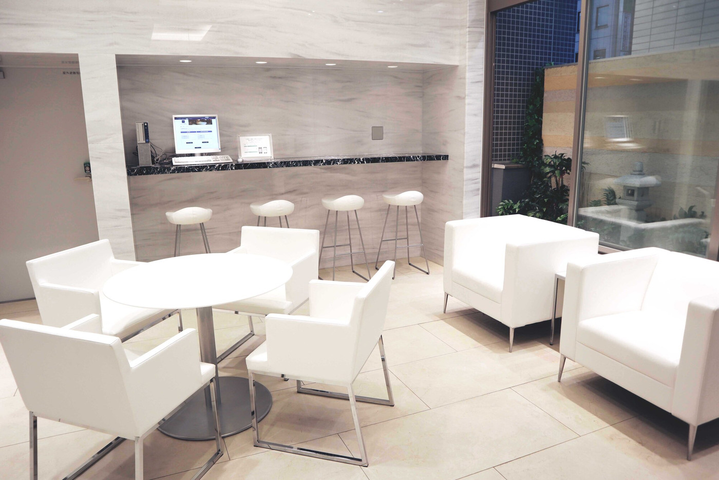 清潔感のあるロビーでチェックイン1997939