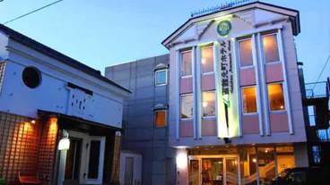 施設の正面 (日没後) / 1