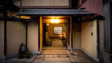 施設の正面 (日没後) / 3