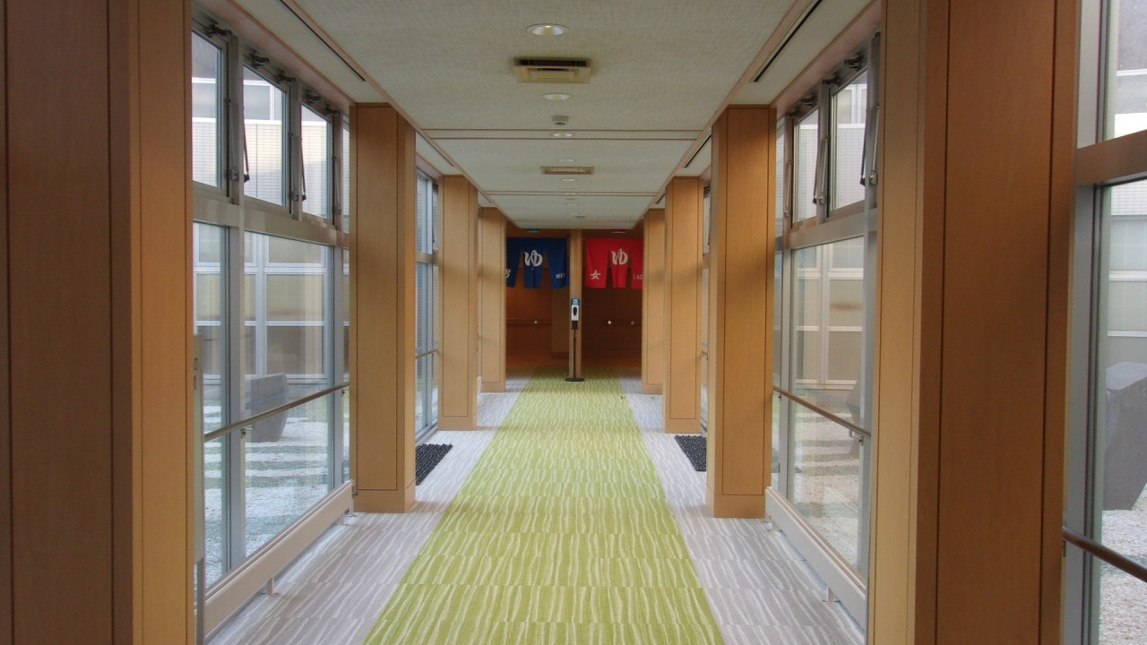 別棟には広い大浴場があり、食塩泉で温まる