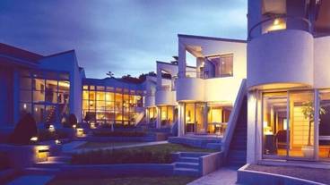 施設の正面 (日没後) / 1