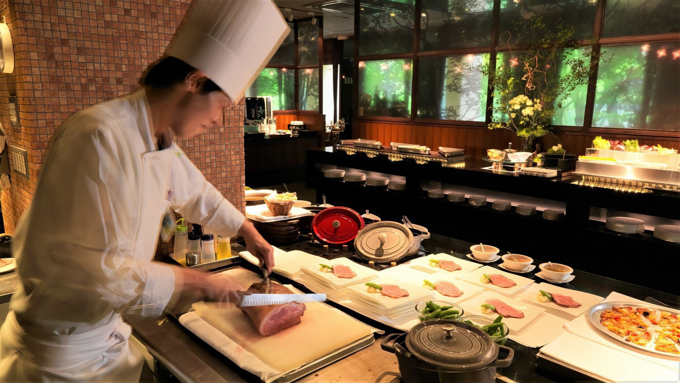 ディナーは豪華なビュッフェスタイル3490432