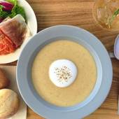 ホテル エディット 横濱（神奈川県 ビジネスホテル）：「飲むことで、霧を晴らそう。」をコンセプトにした、スープ中心の朝食セット一例。パンとサラダ付きで、ヘルシーながら満腹感◎。 / 5