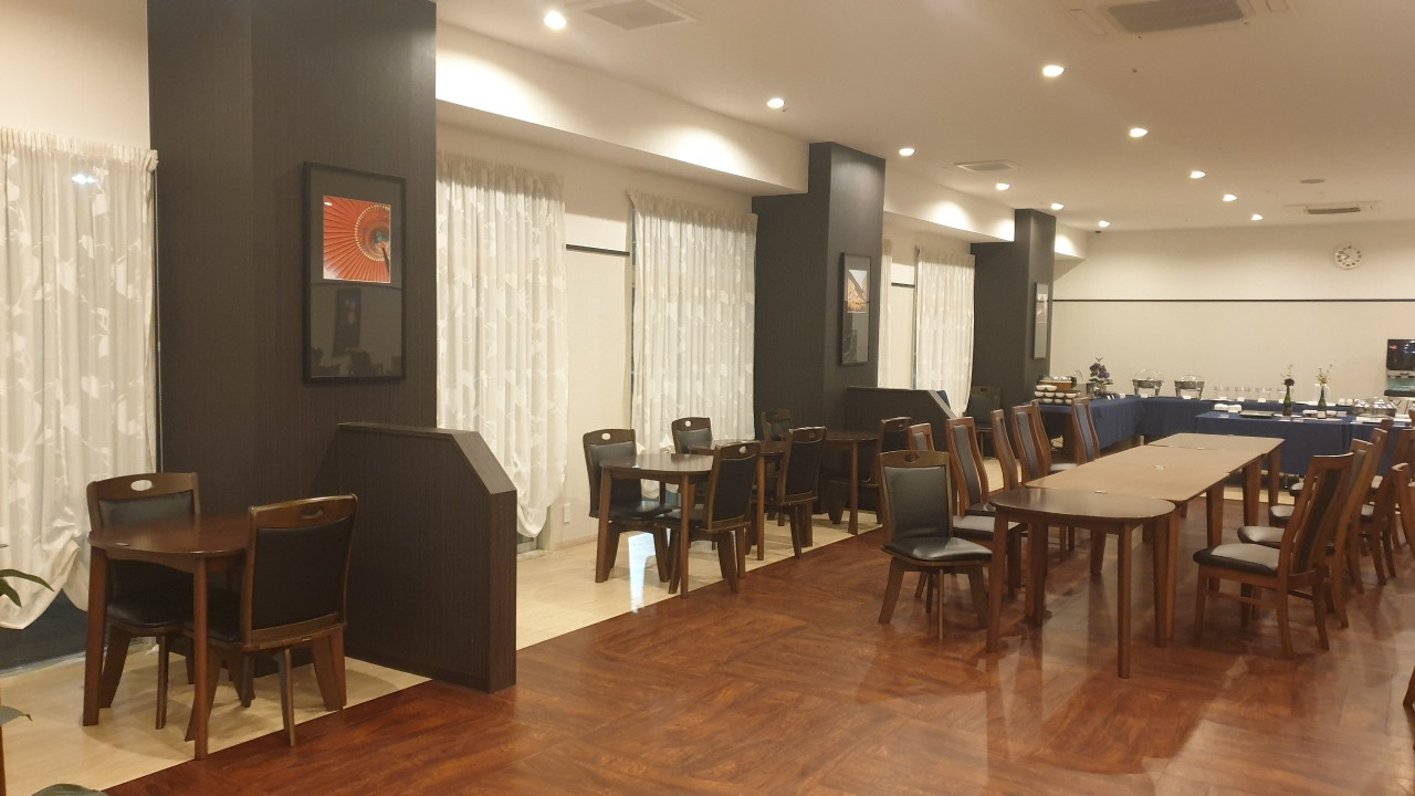 レストラン、朝も昼も夜も開いている！