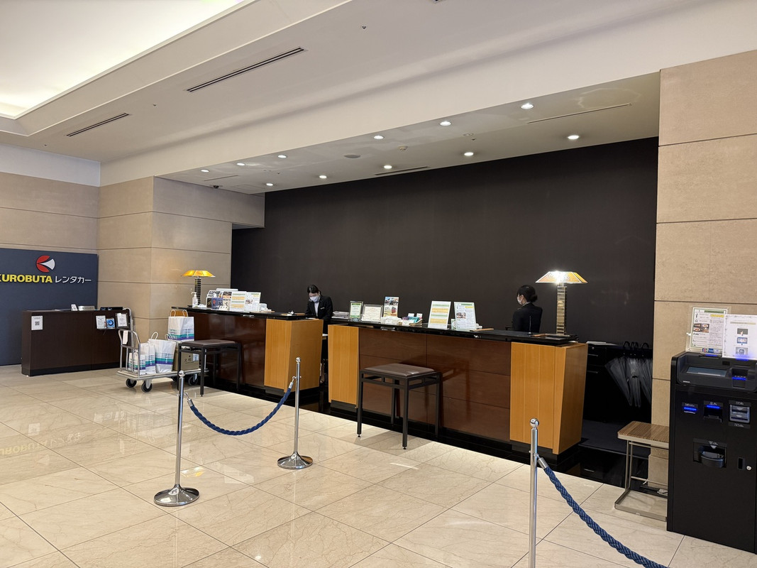 フロント（支払いは機械で）