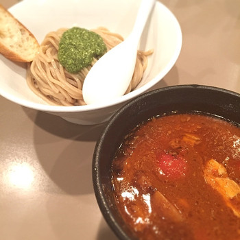 「つけ麺 五ノ神製作所」料理 578924 エビトマトつけ麺880円↓
新宿×エビ×つけ麺。大量に入ったエビの殻と動物系の濃厚スープのバランスは変わらず旨旨。
小盛りにして、無料トッピングのチャーシューをつけてもらいました。太麺で食べ応え...