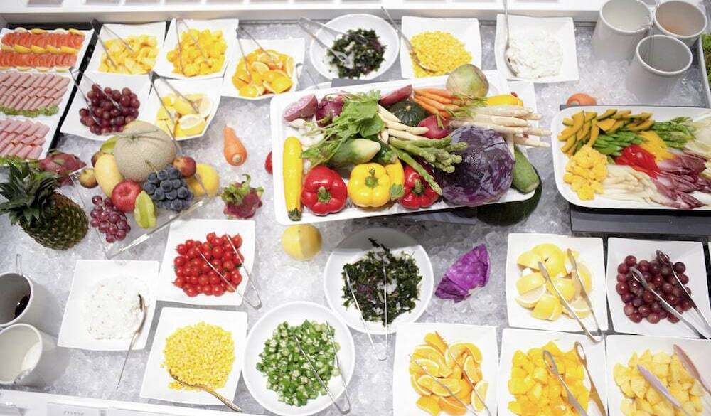 お楽しみの
ビュッフェを満喫！ / 2