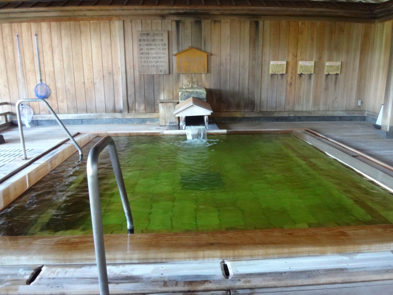 美しいエメラルドグリーン色の温泉は美肌の湯としても有名♡2341171
