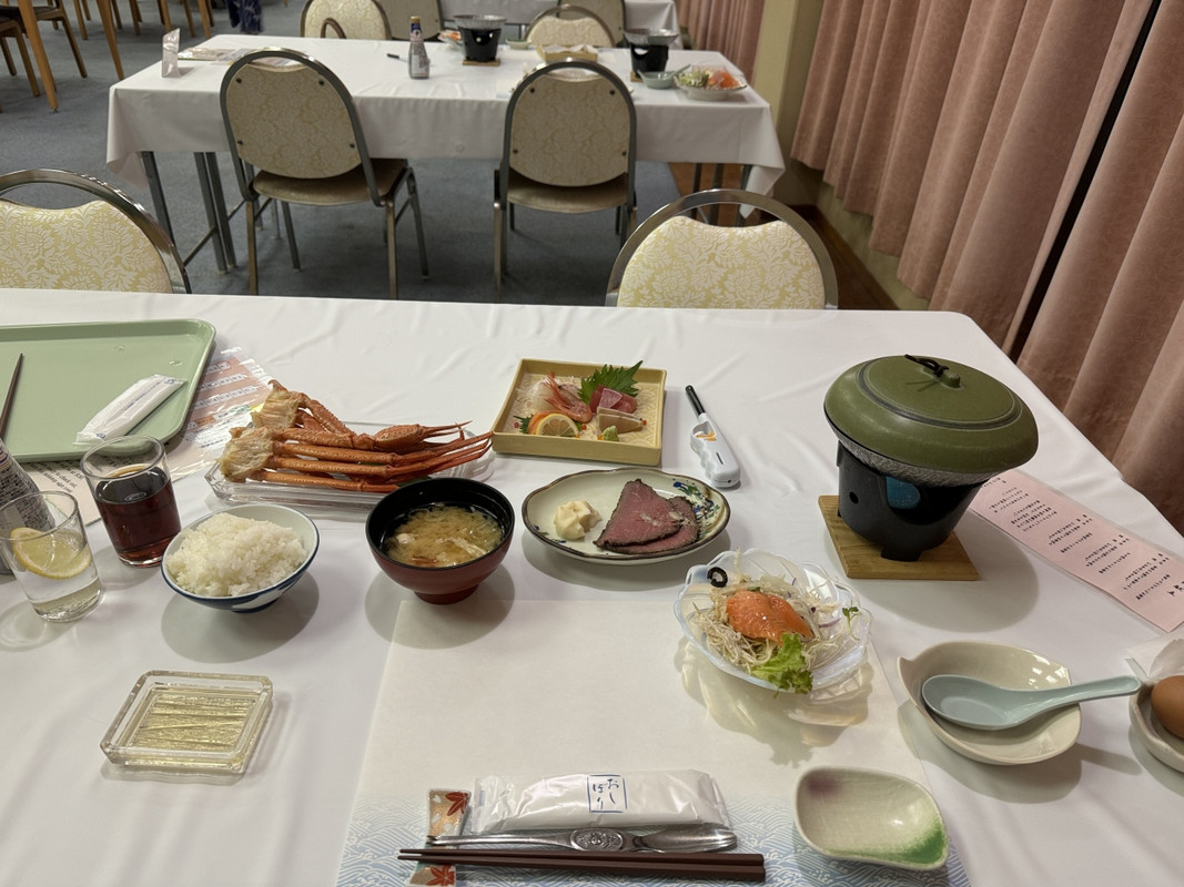 夕食はハーフバイキングで、メインはカニ＆すき焼きなど。