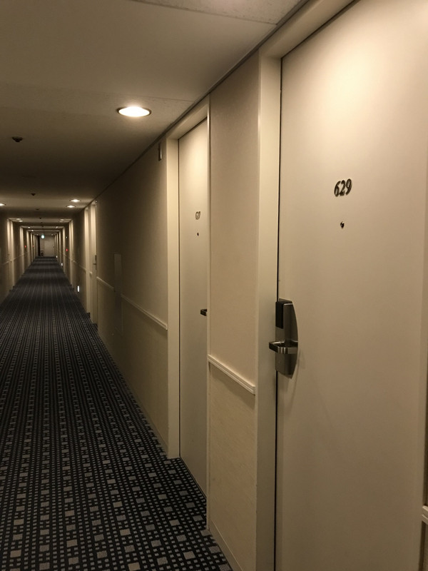 部屋の入り口と廊下