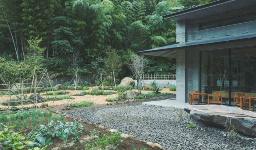 外観と里庭 / 1