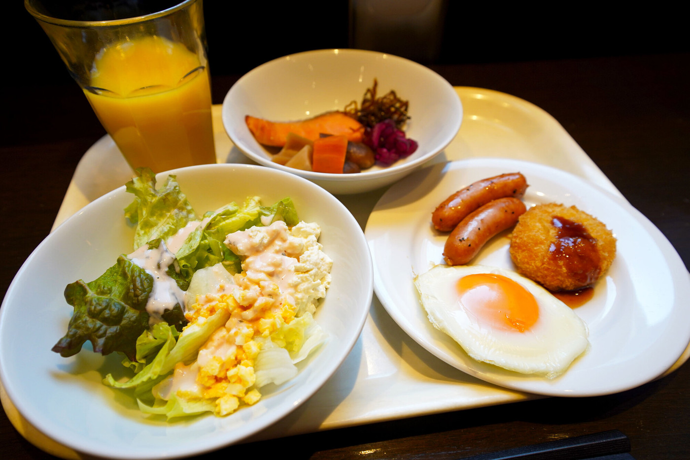 ゆっくり長居したくなるレストランで朝食を2137643