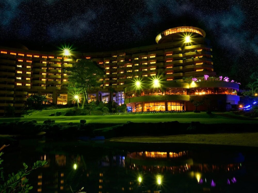 施設の正面 (日没後)