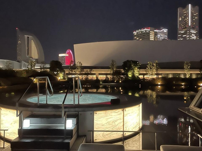 屋外バイブラバスは水着着用で通年利用可能。夜景を眺めながらじっくり温まって