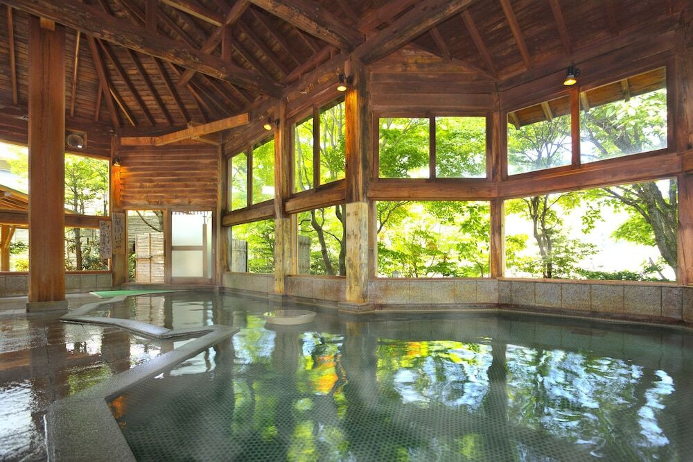 文豪が愛した老舗旅館で源泉かけ流しの温泉三昧4253442