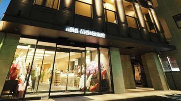 施設の正面 (日没後) / 1