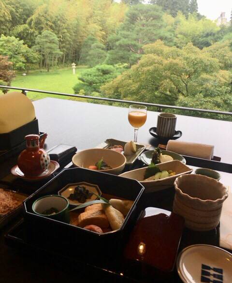 庭園を眺めながらの朝食 / 4