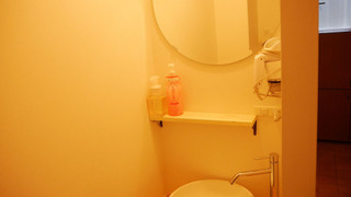 ツインルーム 共用バスルーム (チェックイン午後10時まで)