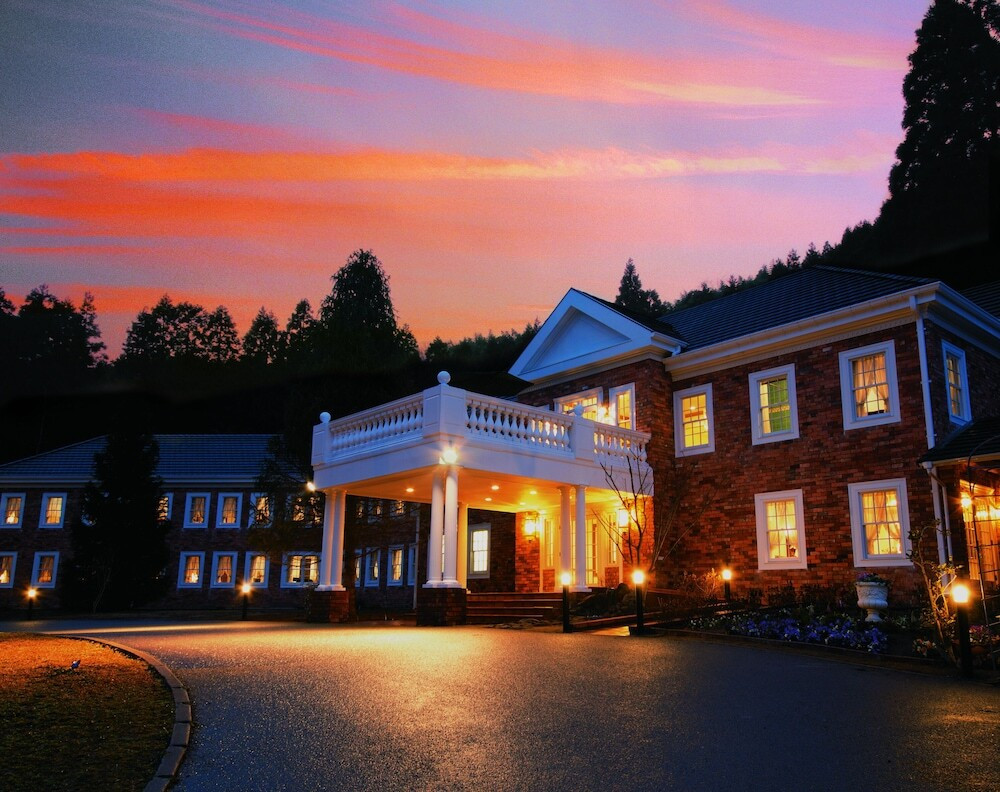 施設の正面 (日没後)