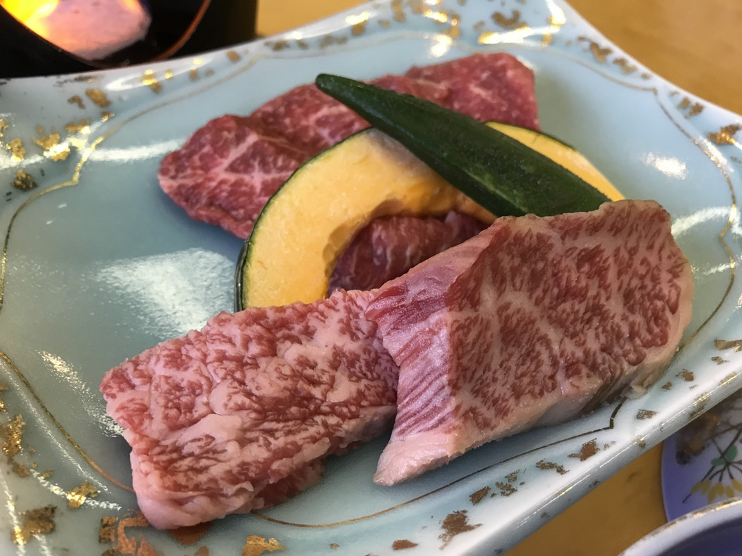 夕食の特産の牛肉の焼き物は美味しい