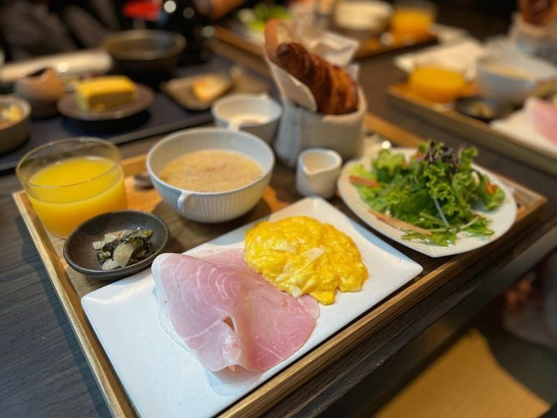 スクランブルエッグにハム、サラダ、野菜スープ、パンの洋朝食。ドリンクも充実しており、大人も子どもも満足できる / 1