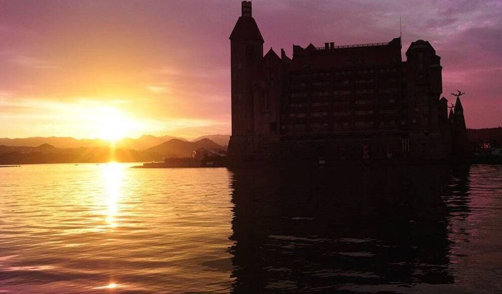 ホテル外観 夕刻 / 1