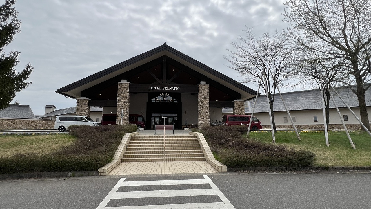 広大な敷地内にあります。