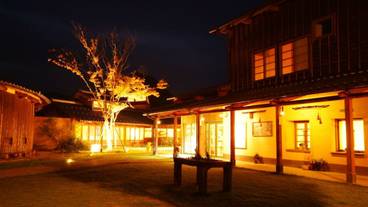 施設の正面 (日没後) / 2